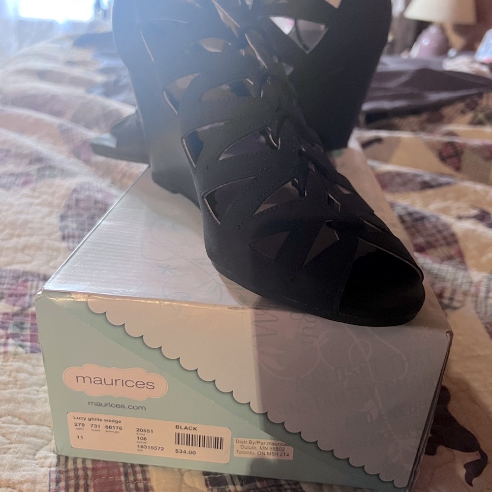 Women’s size 11. I bought these at Maurice’s and they’ve never been worn.